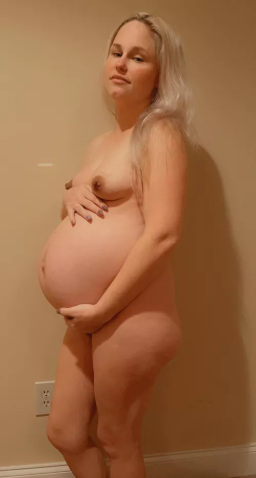 35 weeks pregnant, the orgasms are going to make me go into labor. DM for more information about my custom content.