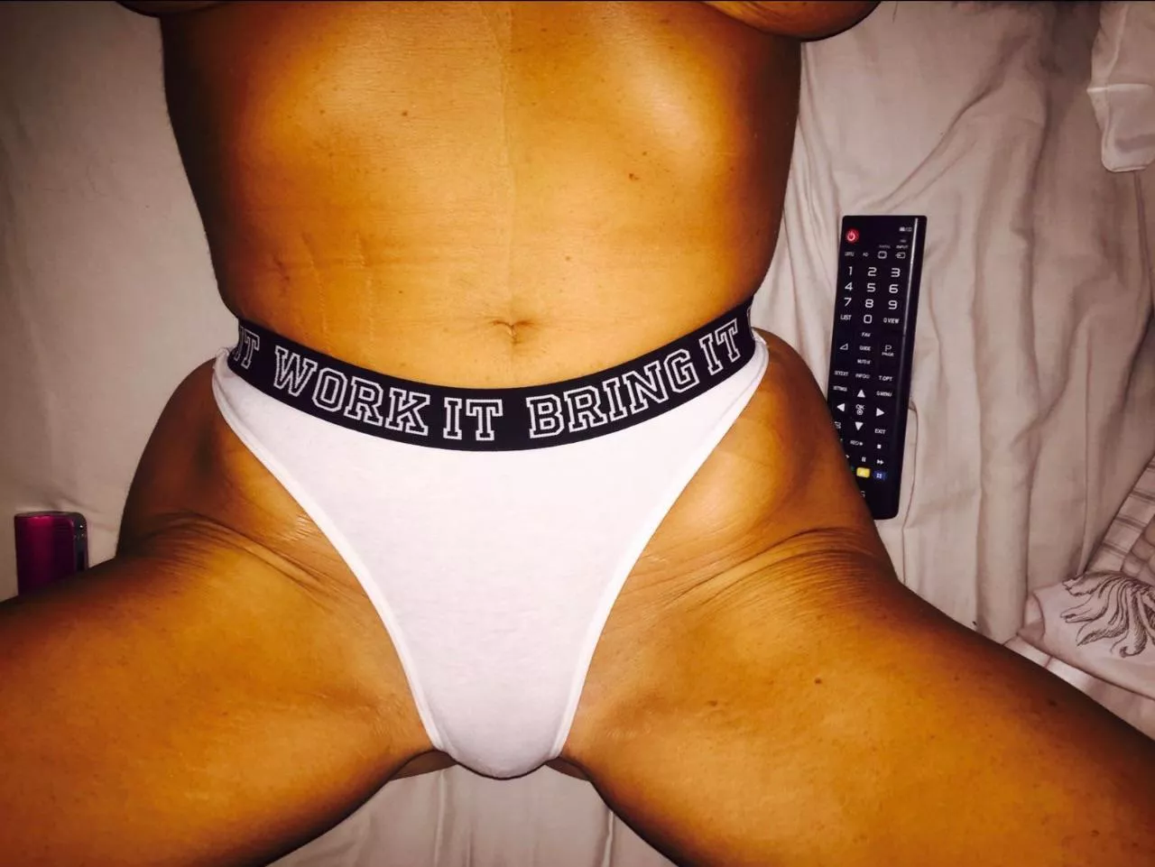 35 yo next door milf, brand new to this……. Hope you like my little bulge👅💦💦💦💦💦