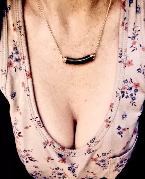 35[F] mom cleavage was looking good yesterday