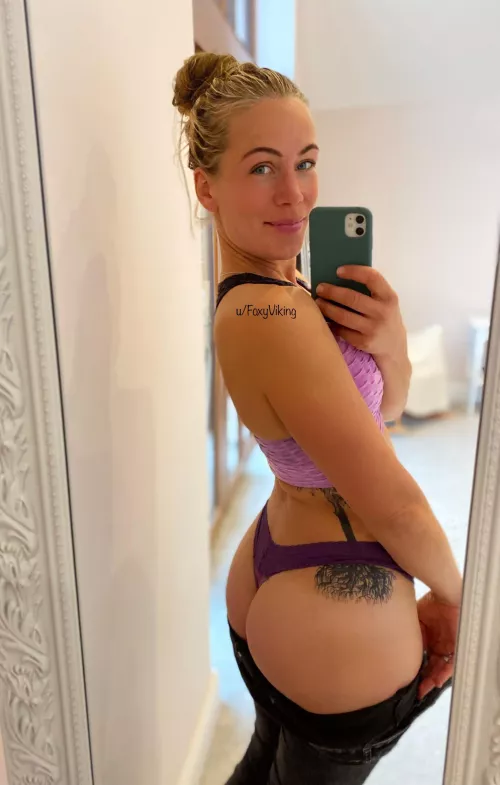 38F. My booty swallows thongs ππ Approach with care!