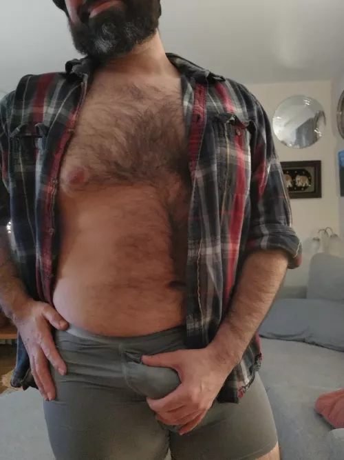 [39] chubby dude left alone to his own devices