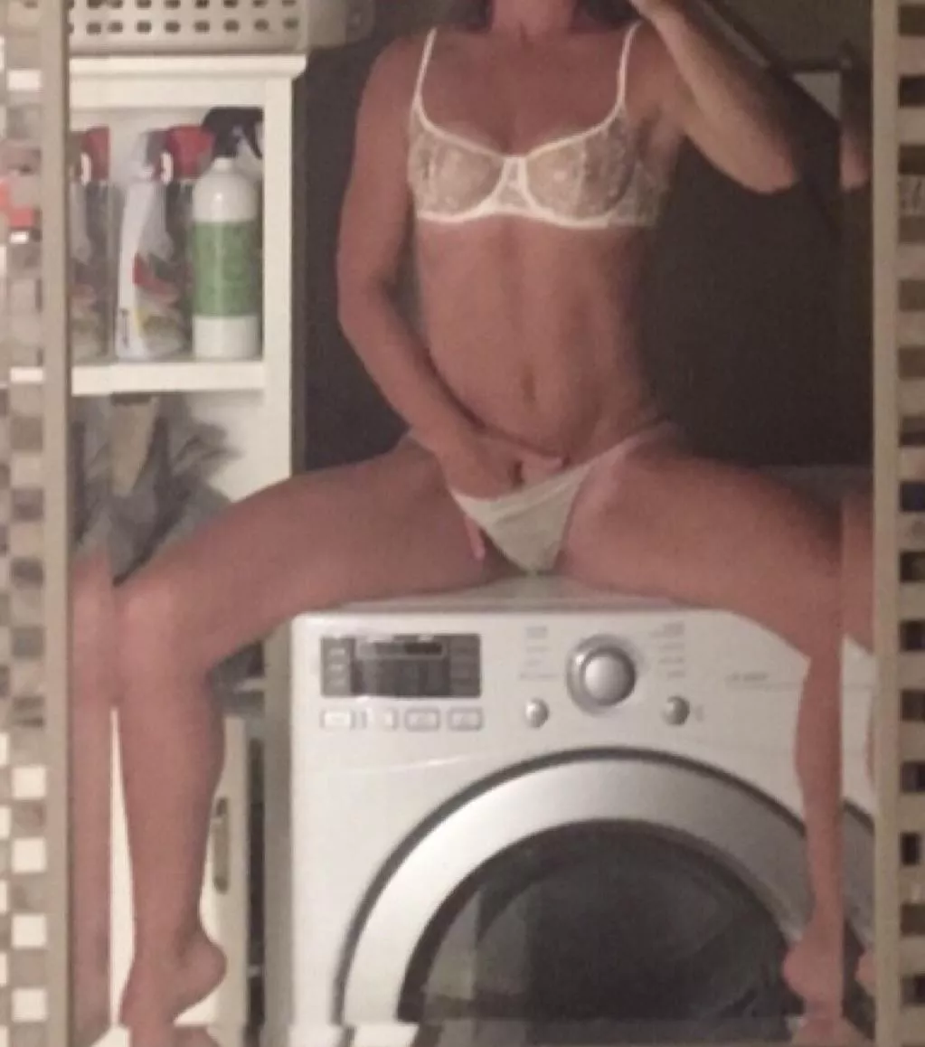 39 [f] bored and horny while hubby is away.