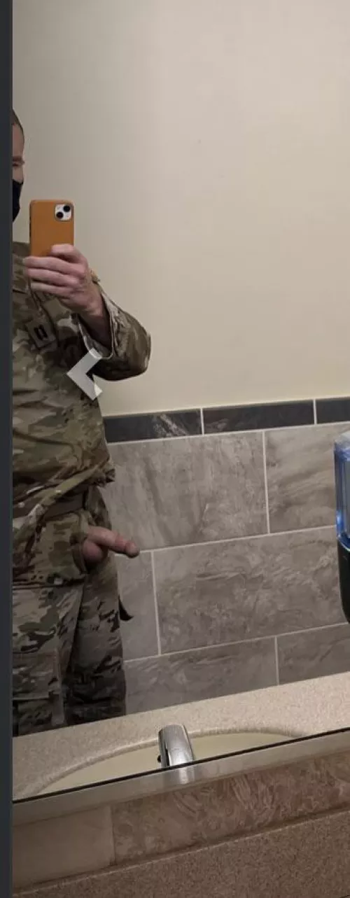 (39) Horny on public latrine (39) Horny on public latrine