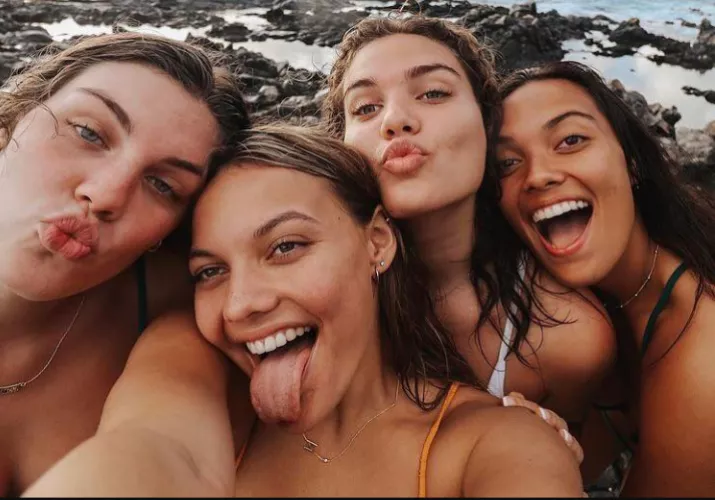 4 girl selfie