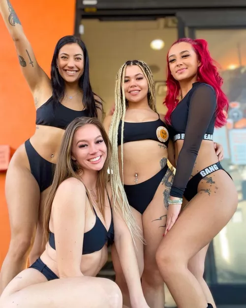 [4] Nice girls in bikini