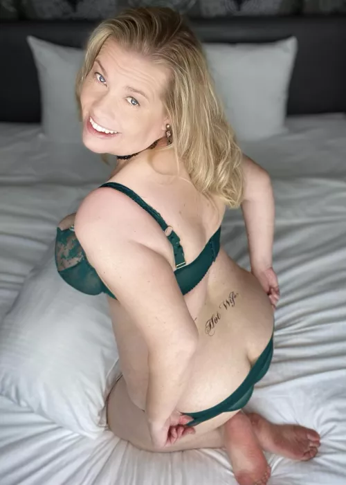 (41) Hump day! 💋 (f)