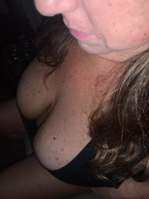 41(F). Was definitely feeling friskier by the time the night game was kicking off…🥳😈💋 41(F). Was definitely feeling friskier by the time the night game was kicking off…🥳😈💋