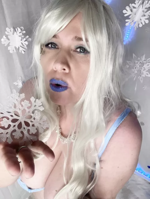 (42) Don’t worry, I’m the complete opposite of “frigid” 💋 (f)