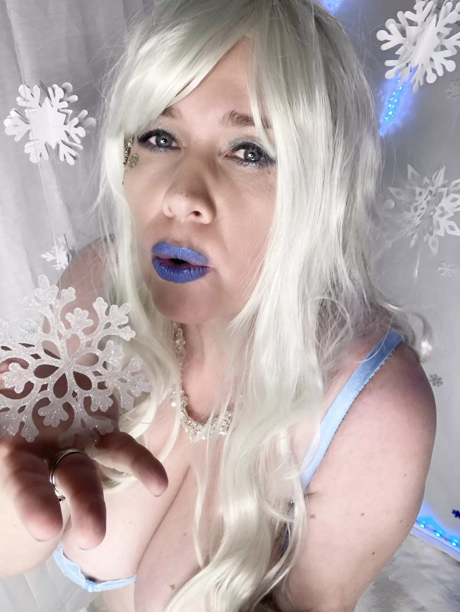 (42) Don’t worry, I’m the complete opposite of “frigid” 💋 (f)