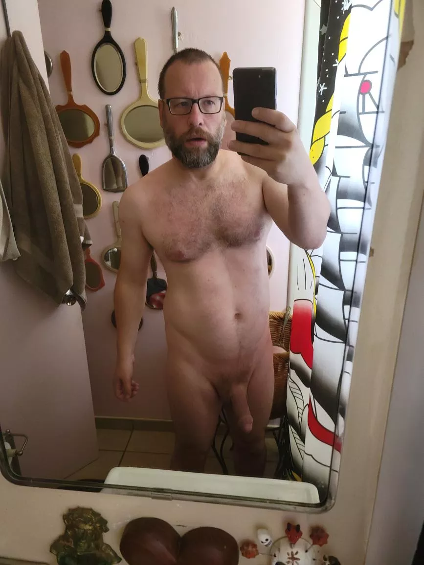 (44) Friday night, need some company (44) Friday night, need some company