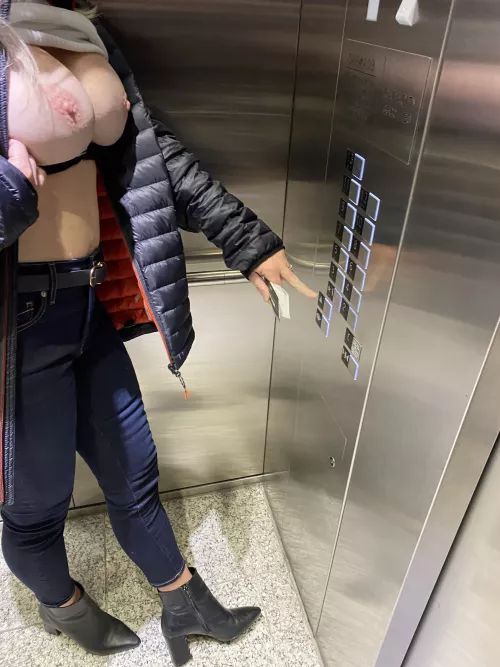 (44) MILF of 2. Cumming to my room?