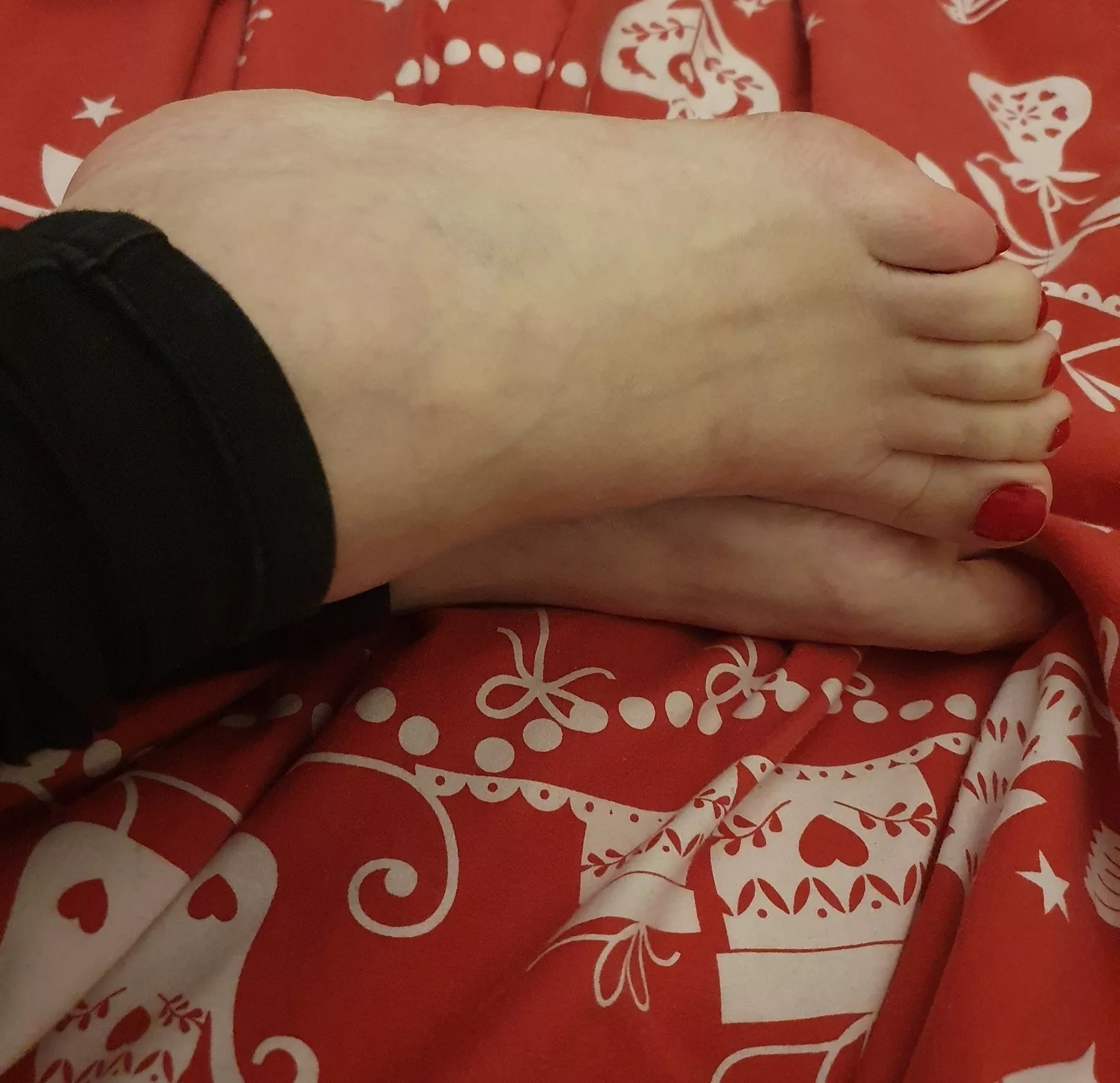 45yr old mom, would love a foot rub after the Christmas rush. Any takers? Xx