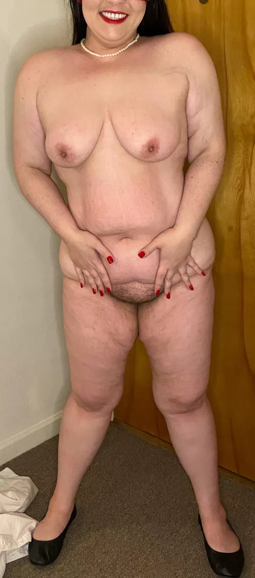 46(f) and ready to show off all my curves 😘