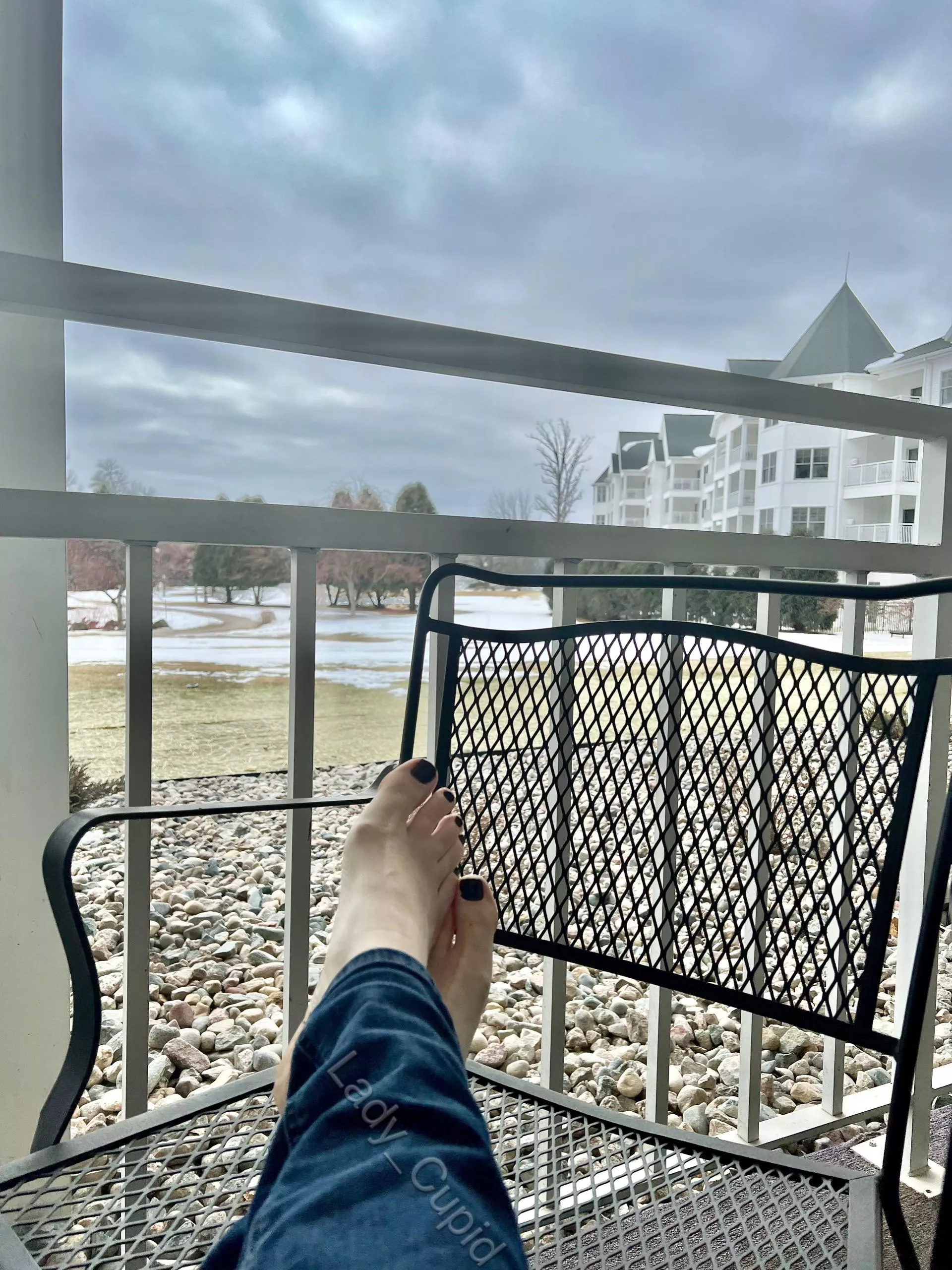 -4°C. ❄️ Snowfall in the distance. Coffee in hand ☕️ I’d love someplace warm to put these 😉🦶🏻