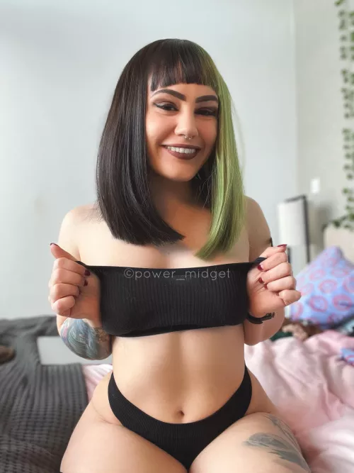 4ft 8” and cute as a button 🥰