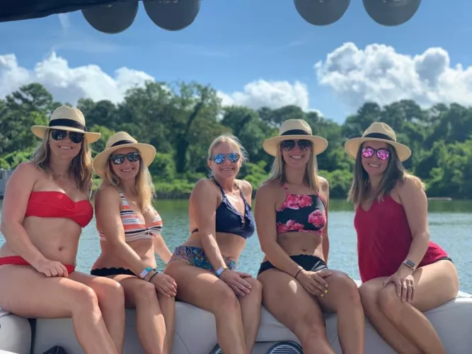 [5] Boat Milfs, dm open