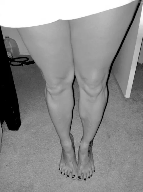 50 yo married milf, gilf, mom of 5 black n white legs n toe spread for y’all.