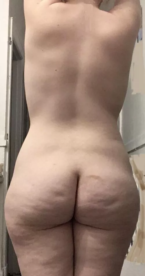 5’6”, 22, 165 lbs. I don’t like this photo but cellulite normal