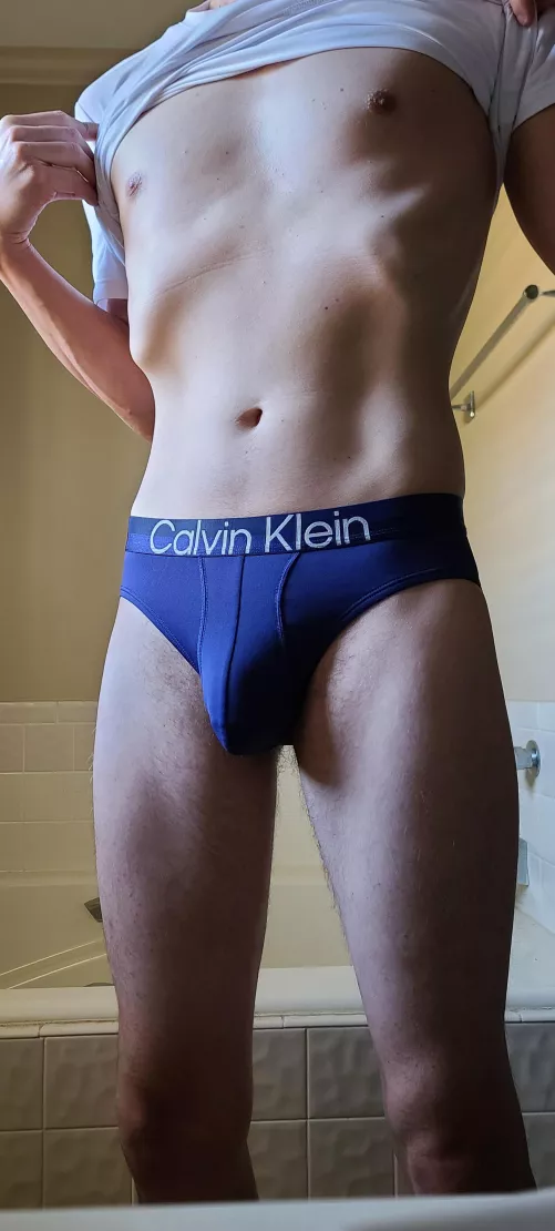 6'3 looks waayyy better in briefs