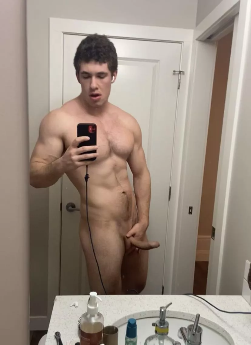 6’4” 220lbs and ready to tear your ass up 😜