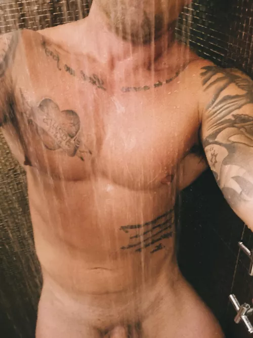 A bit of a shower selfie to start your day off