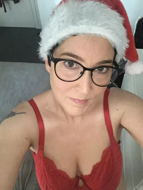 A cougar who still loves Christmas ๐