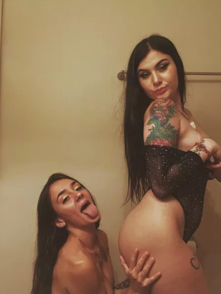 A couple of hot chicks with tattoos ready to eat some ass π