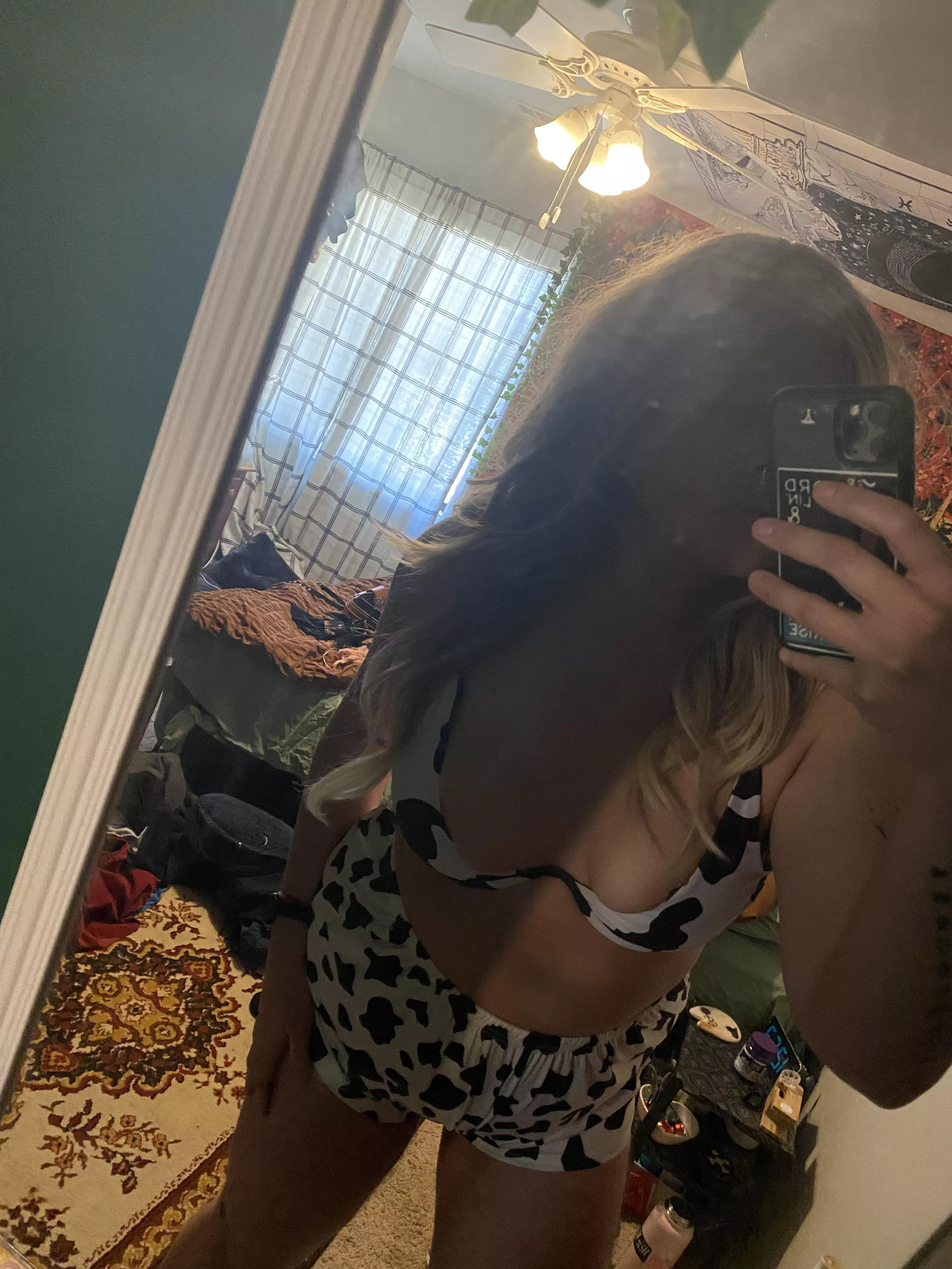 A cow waiting to be used 💋 breed me. Milk me. Moooo 🐮