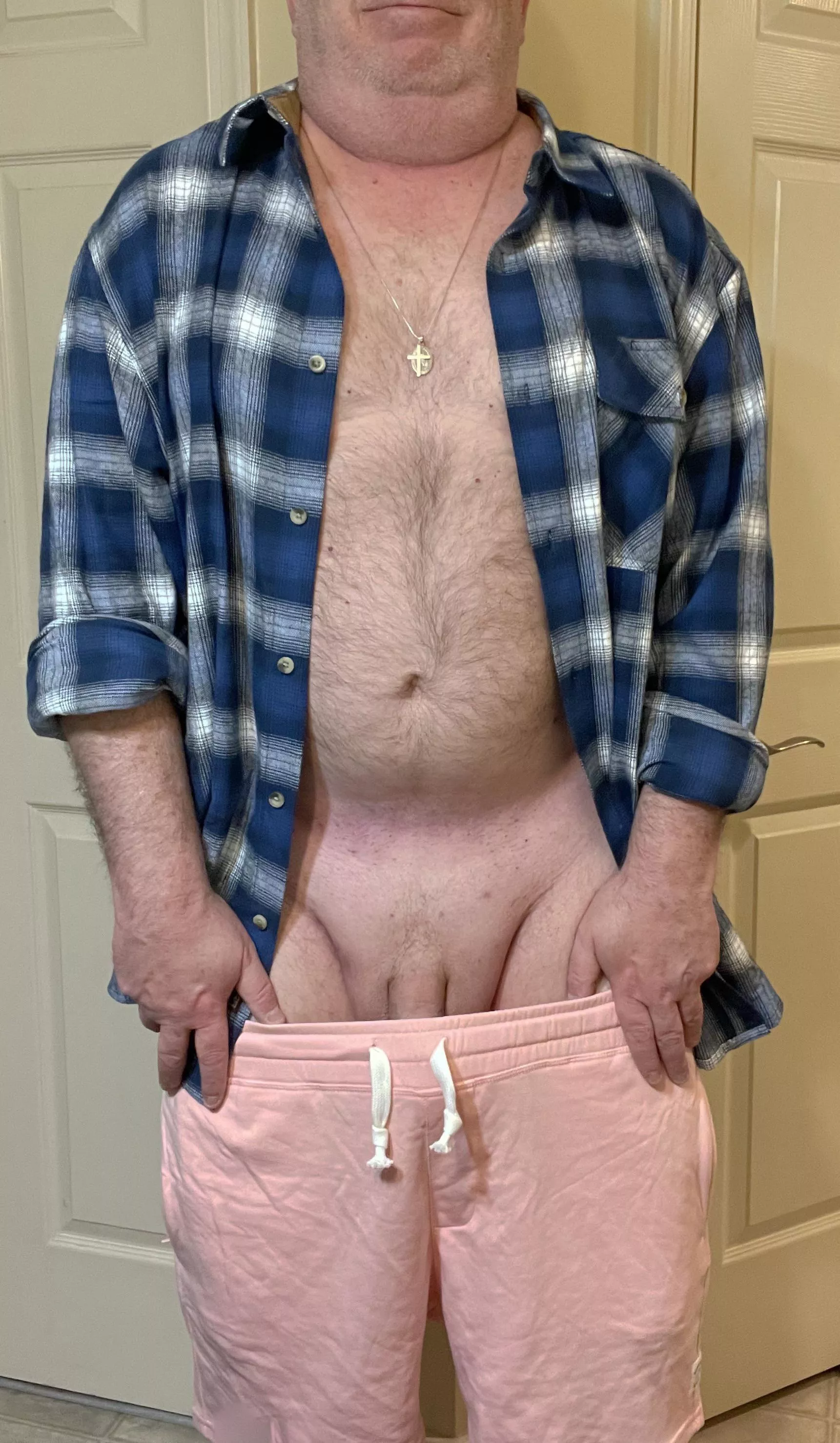 A Fashionista I’m Definitely Not 🤷🏻‍♂️😁 But Sleep-Wrinkled Pink And Blue Flannel Are A Colorful Comfy Combo 👍