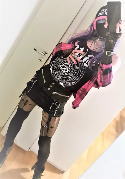 A girl I knew in highschool used to dress kind of like this, she would probably be very envious of me and my style today A girl I knew in highschool used to dress kind of like this, she would probably be very envious of me and my style today