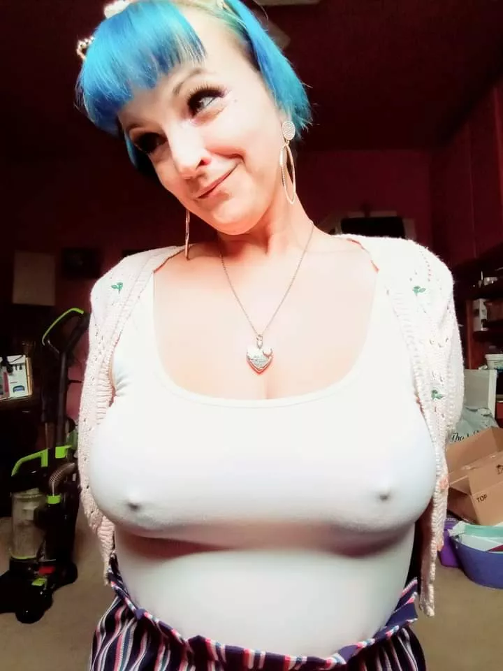 A goth girl with pokies! A goth girl with pokies!