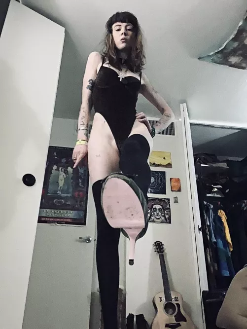 A House Pet like you belongs naked at their Mistress’s feet, tiny cock quivering and exposed as they wait obediently for the next order… do you have what it takes to serve and please Goddess Ophelia Jones? 😈⛓💸 Prove it then, puppy! 🐶 [domm