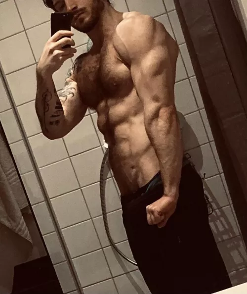 A lil forearm and tricep flex…. A lil forearm and tricep flex….