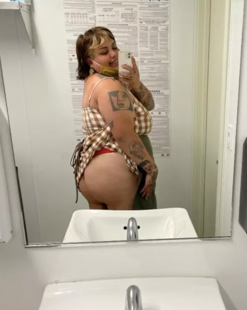 a lil work bathroom selfie 🌶😇