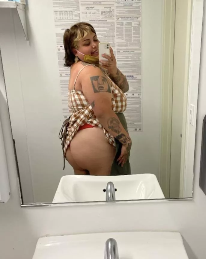 a lil work bathroom selfie 🌶😇