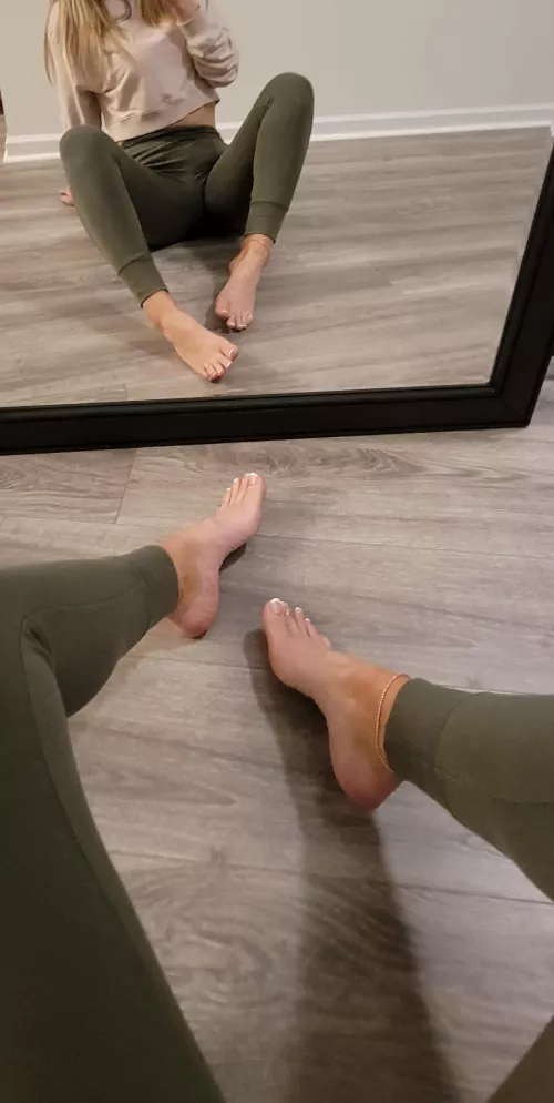 A little angle play, I loveeee teasing you with my arches and toesπ... how much longer can you handle the teasing, babeπ DMs are Opennn