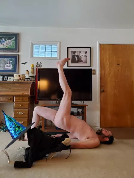 A little bridge pose variation for this beautiful Monday. Hope all you fellow naked yogi's are having a great day today! ππ§ββοΈπ