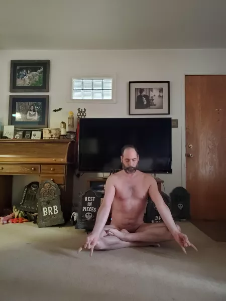 A little easy pose amongst the tombstones๐๐๐งโโ๏ธ๐