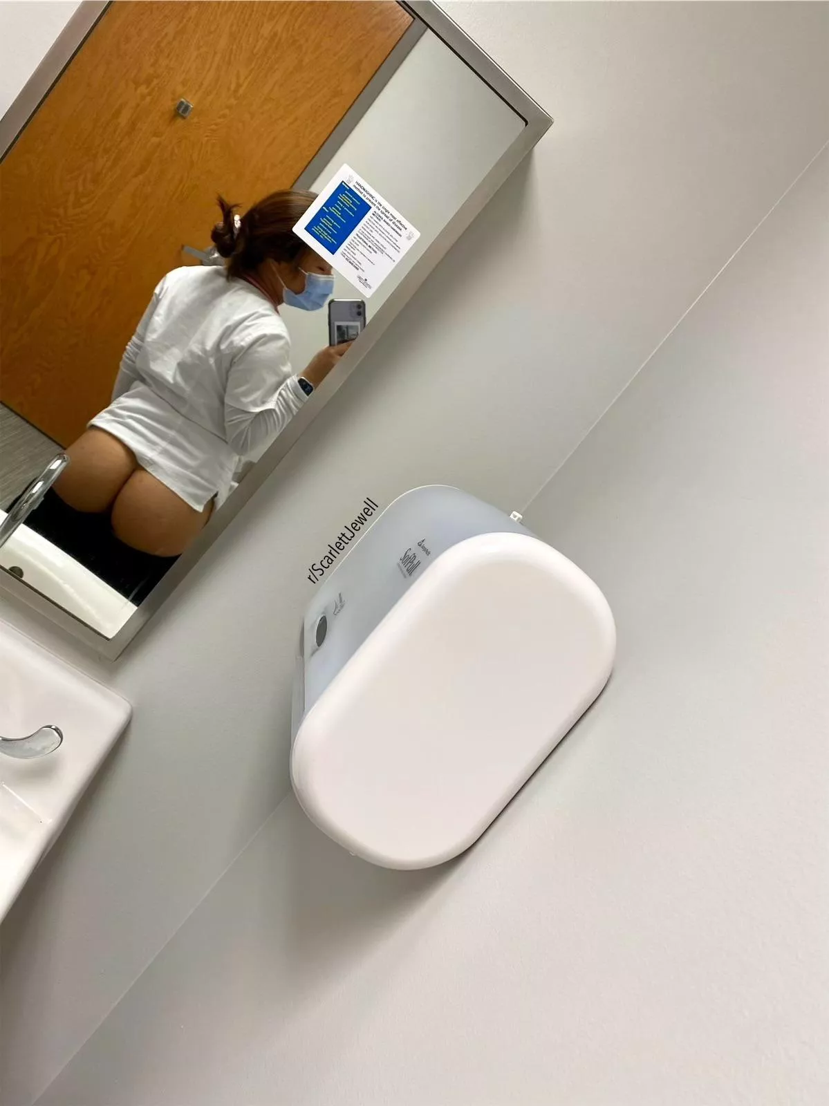 A little flash at work 🍑 I should see if this would help keep their heart rates up 😉 👩🏻‍⚕️[oc]