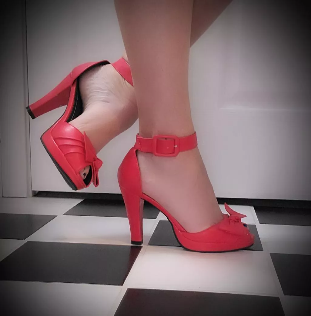 A little pin-up style peep-toe action. Xxooo