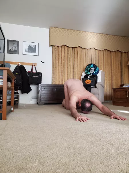 A little puppy action for today's u/M_asin_Manci Reddit yoga challenge! Feel free to join us! 😘🧘♂️🕉