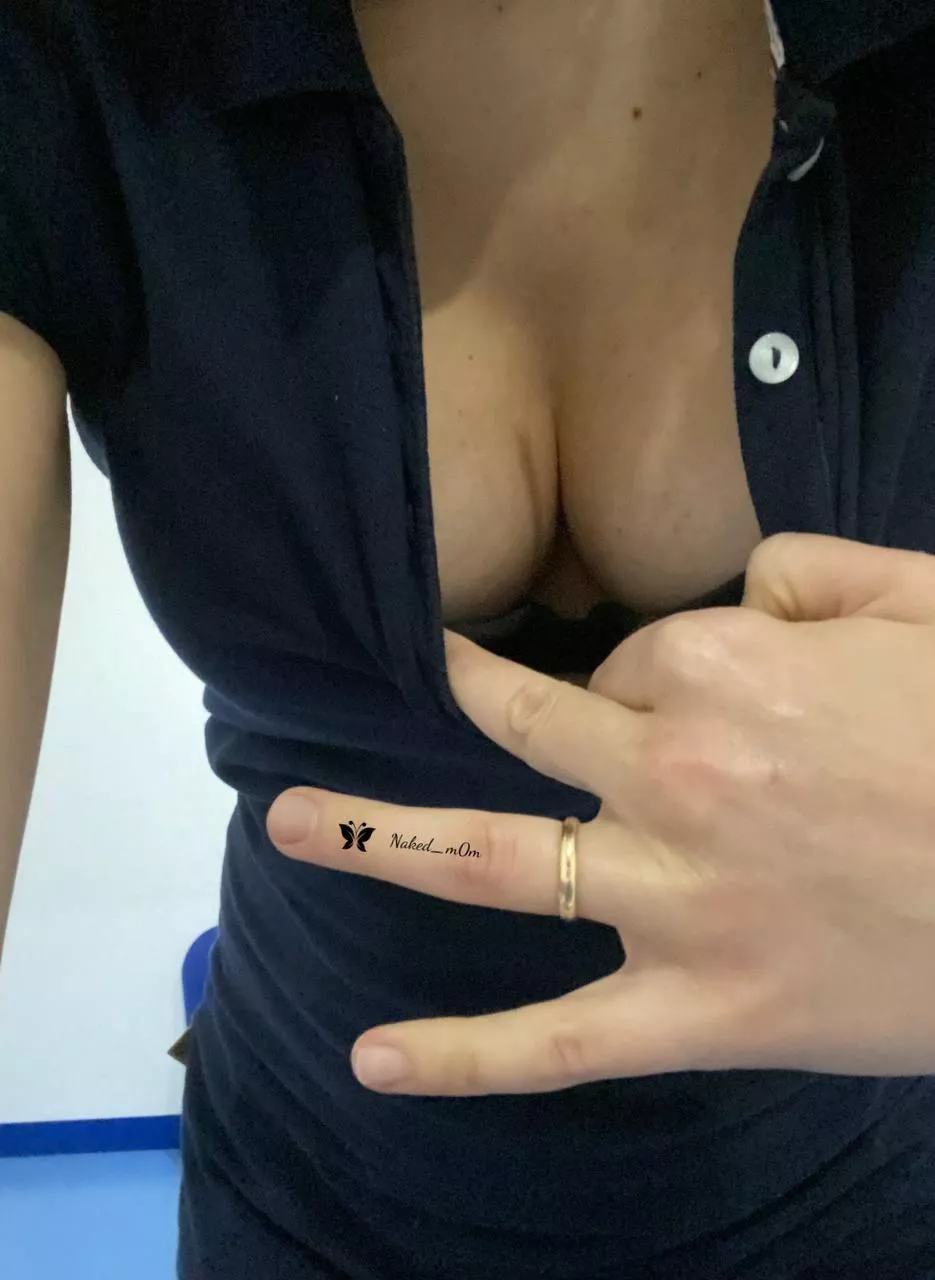 A little sneak at my pregnant boobs at work 😊