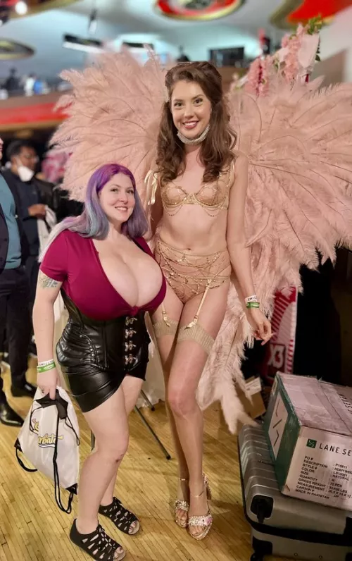 A massive contrast - Demora Avarice and Elena Koshka