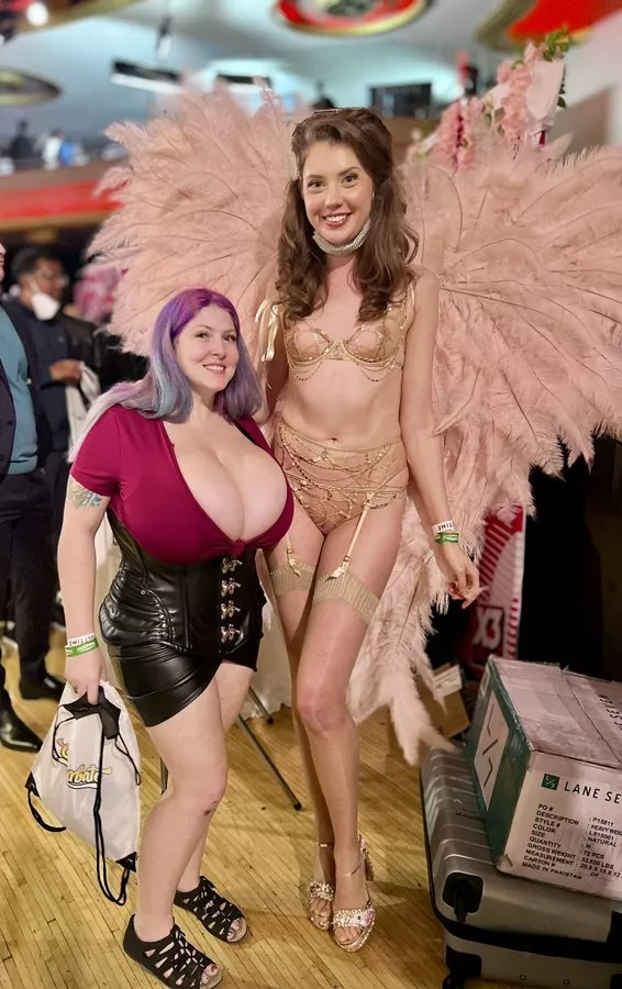 A massive contrast - Demora Avarice and Elena Koshka