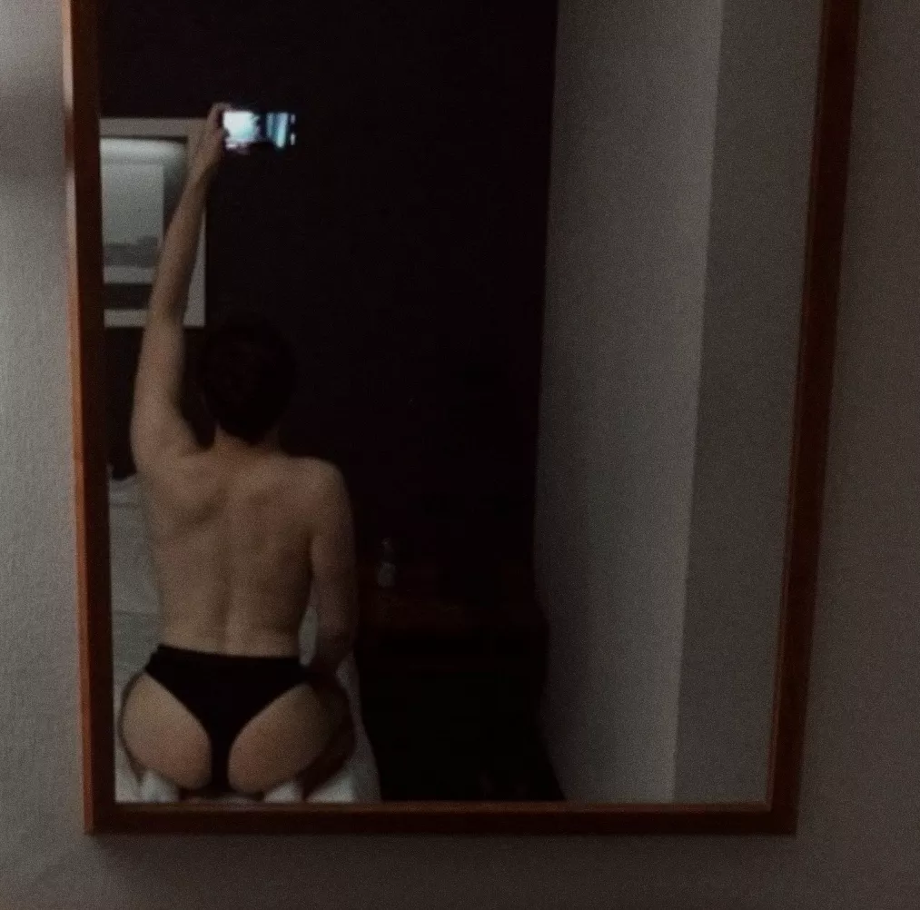 A mild thong pic to finish the weekend nicely! A mild thong pic to finish the weekend nicely!