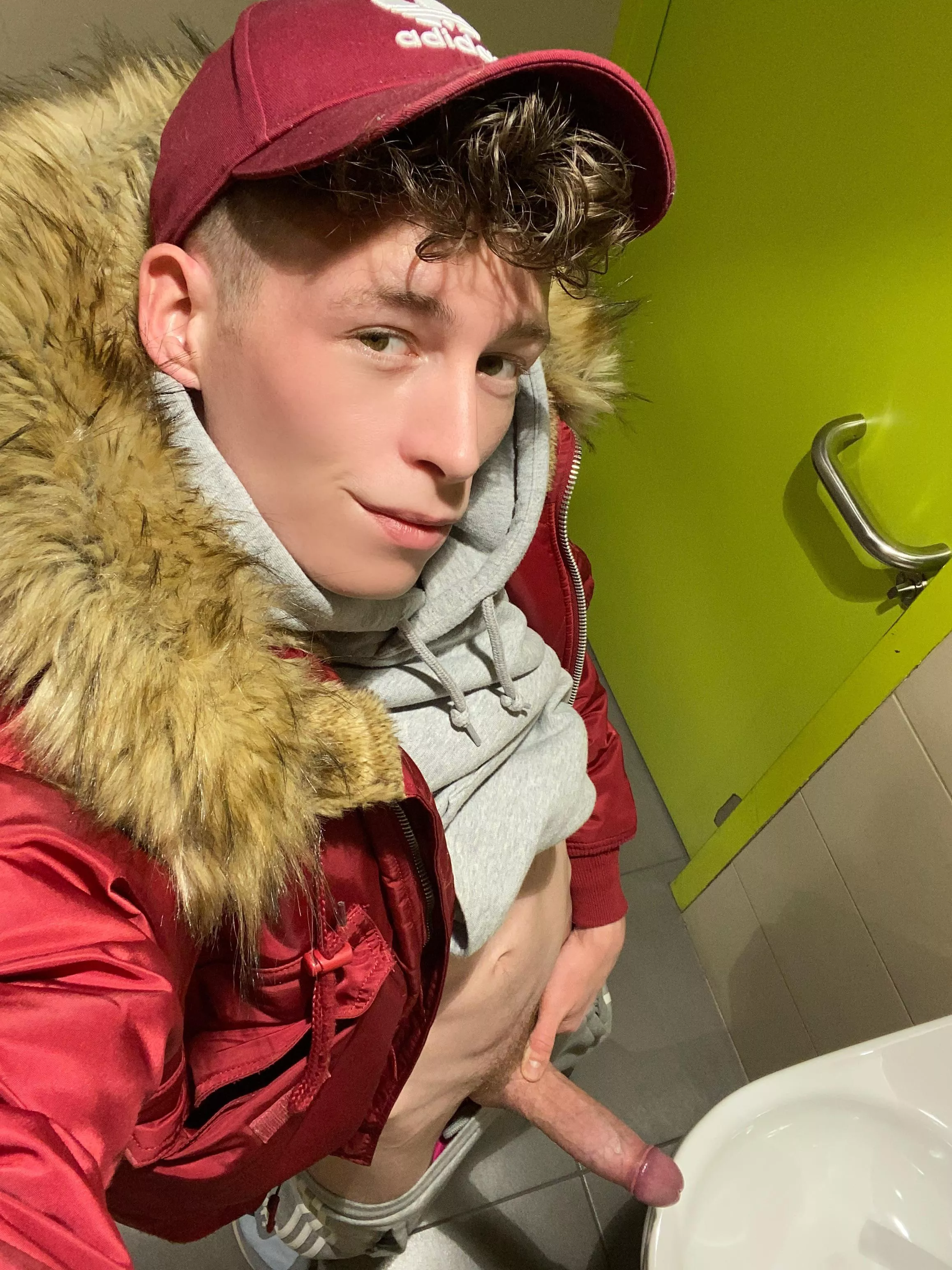 A much needed bathroom break at the airport ✈️😏🍆 A much needed bathroom break at the airport ✈️😏🍆