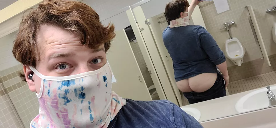 A nice at work ass shot, wanna meet me in the big stall?