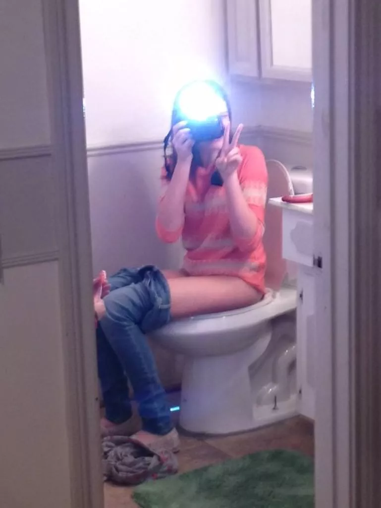 A nice toilet selfie A nice toilet selfie
