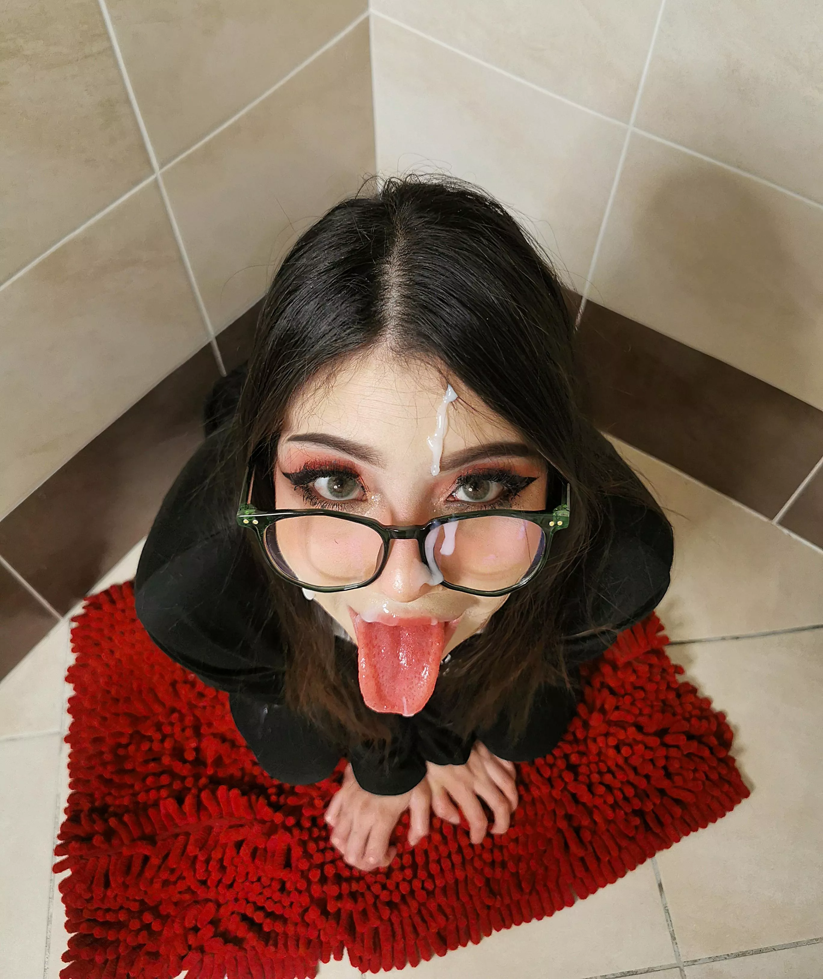 a pretty cum dump on her knees