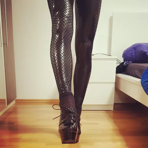 A pretty good picture I took wearing my heels and latexleggings A pretty good picture I took wearing my heels and latexleggings